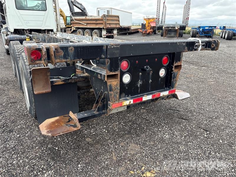 Mack GU800 8x6 Cab and Chassis Cabines
