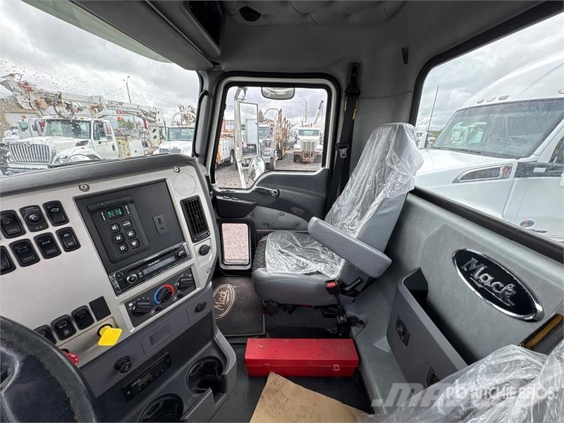 Mack GU800 8x6 Cab and Chassis Cabines