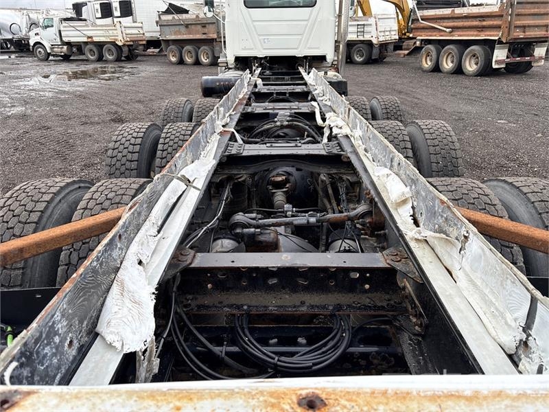 Mack GU800 8x6 Cab and Chassis Cabines