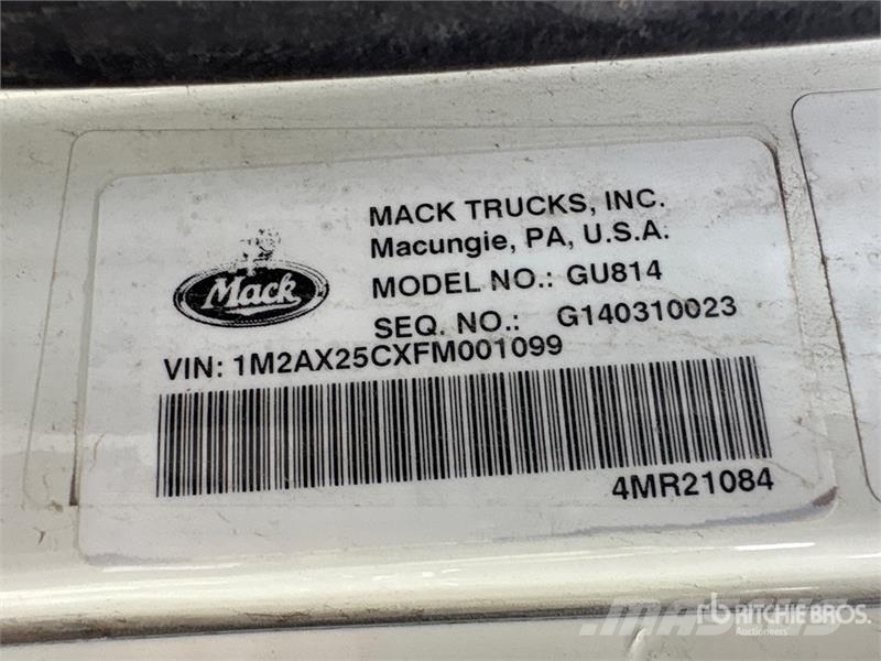 Mack GU800 8x6 Cab and Chassis Cabines