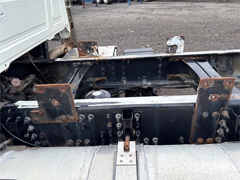 Mack GU800 8x6 Cab and Chassis Cabines