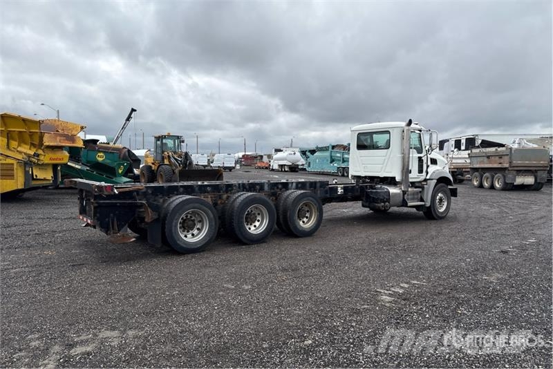 Mack GU800 8x6 Cab and Chassis Cabines