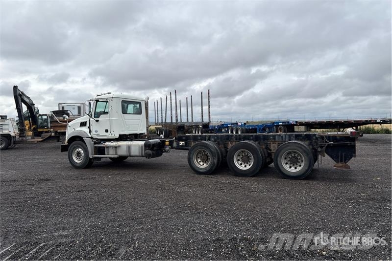 Mack GU800 8x6 Cab and Chassis Cabines