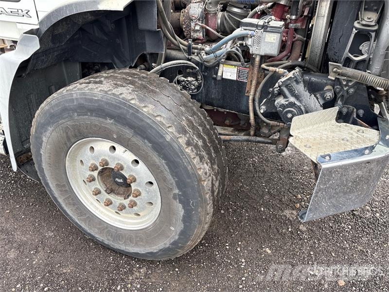Mack GU814 8x6 Cab and Chassis Kabinos ir salonai