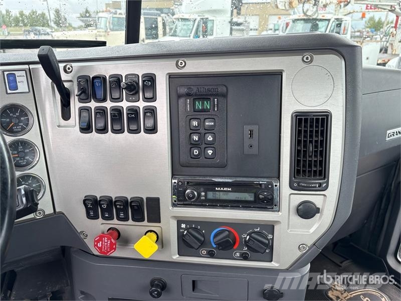 Mack GU814 8x6 Cab and Chassis Kabinos ir salonai