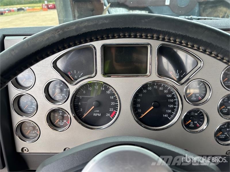 Mack GU814 8x6 Tri/A Day Cab Truck Tractor Autotractoare
