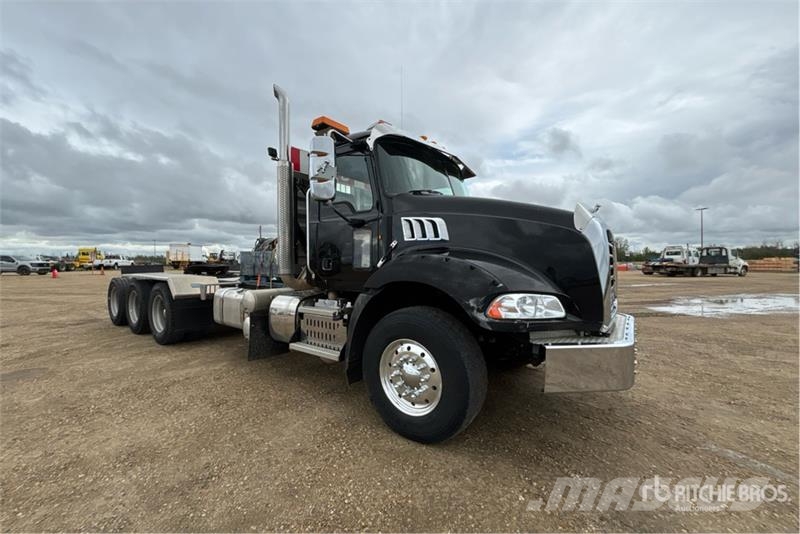 Mack GU814 8x6 Tri/A Day Cab Truck Tractor Autotractoare