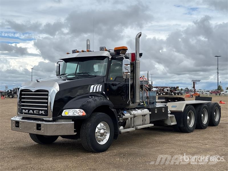 Mack GU814 8x6 Tri/A Day Cab Truck Tractor Autotractoare