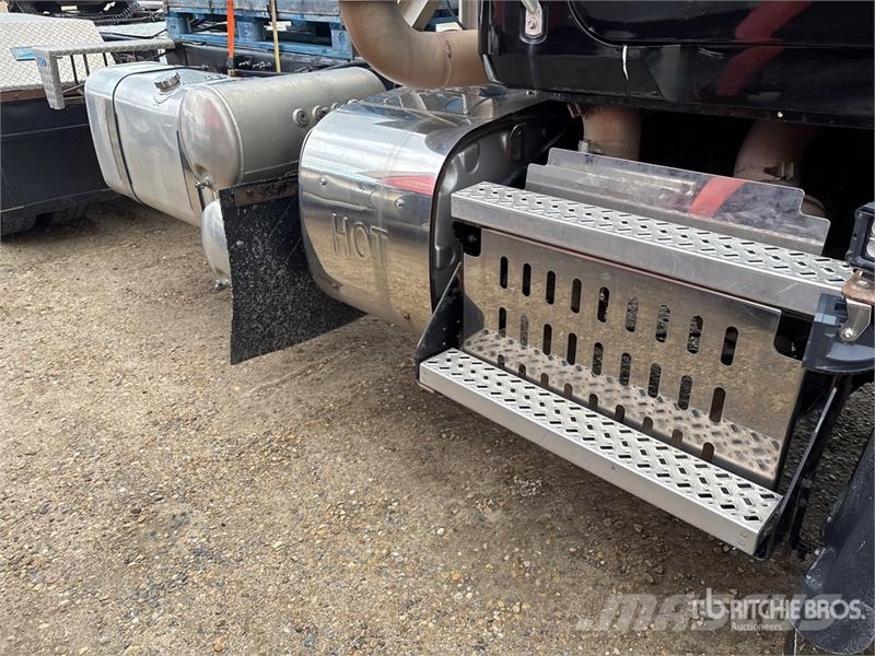 Mack GU814 8x6 Tri/A Day Cab Truck Tractor Autotractoare