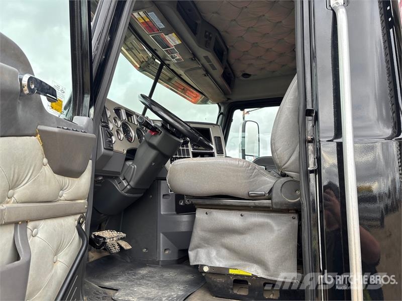Mack GU814 8x6 Tri/A Day Cab Truck Tractor Autotractoare