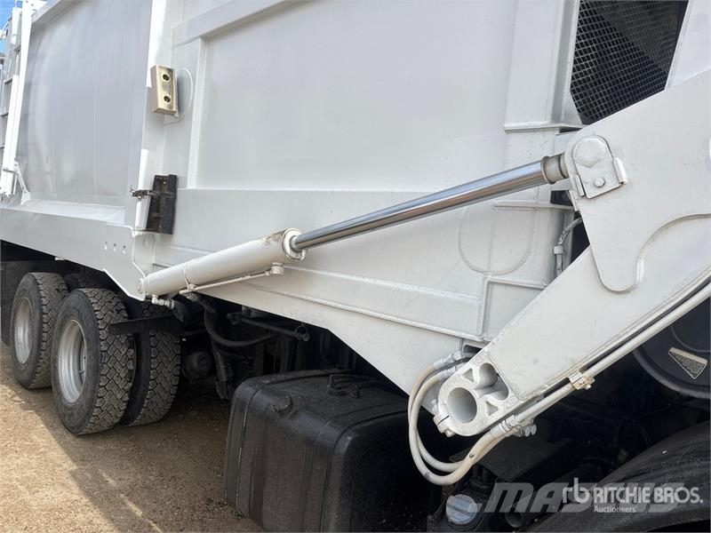 Mack LEU613 Сміттєвози