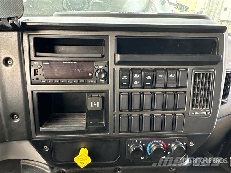 Mack MD742 4x2 Freight Van Truck Camion cassonati