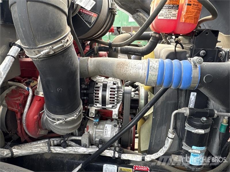 Mack MD742 4x2 Freight Van Truck Camion cassonati