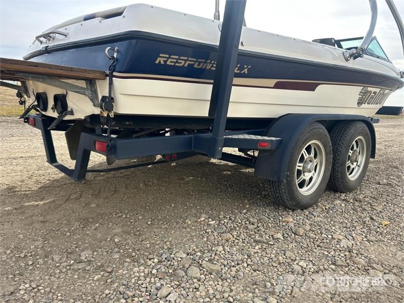 Malibu Response LX 21 ft Ski Boat Pracovné lode, bárky a pontóny