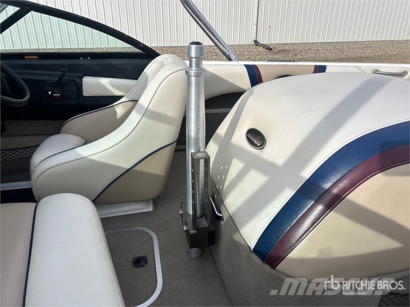 Malibu Response LX 21 ft Ski Boat Pracovné lode, bárky a pontóny