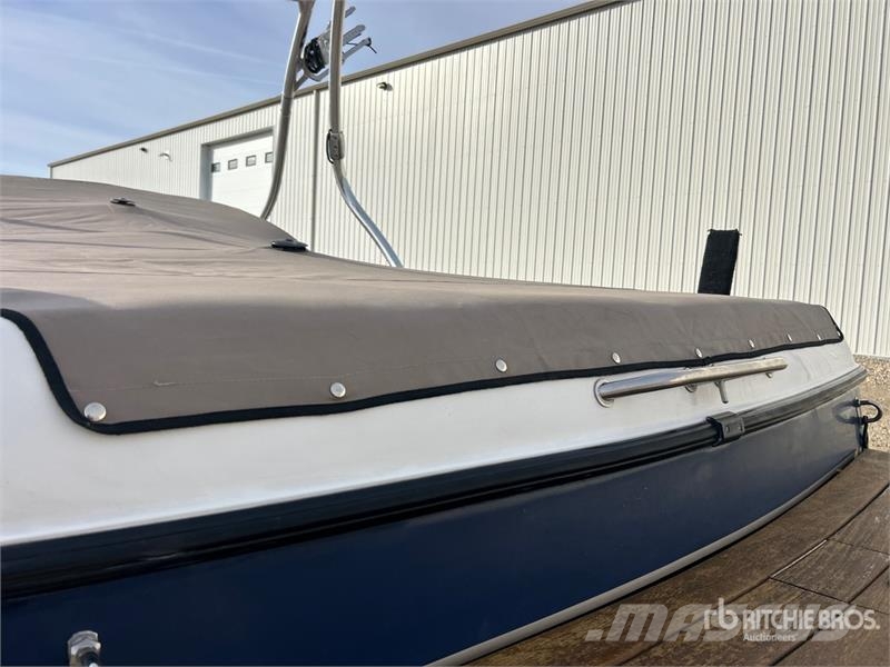 Malibu Response LX 21 ft Ski Boat Pracovné lode, bárky a pontóny