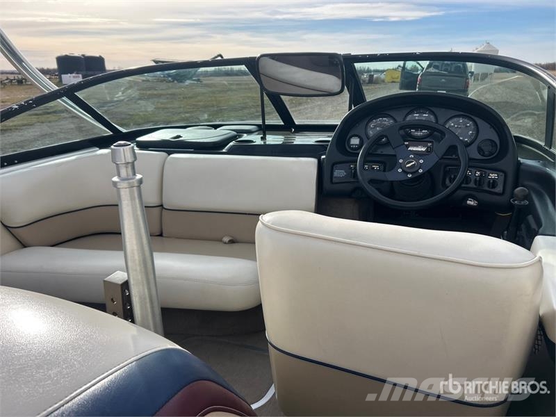 Malibu Response LX 21 ft Ski Boat Pracovné lode, bárky a pontóny