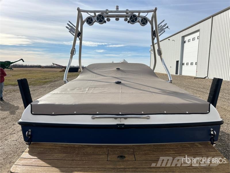 Malibu Response LX 21 ft Ski Boat Pracovné lode, bárky a pontóny