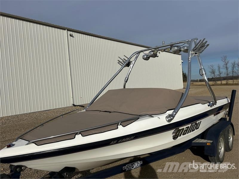 Malibu Response LX 21 ft Ski Boat Pracovné lode, bárky a pontóny