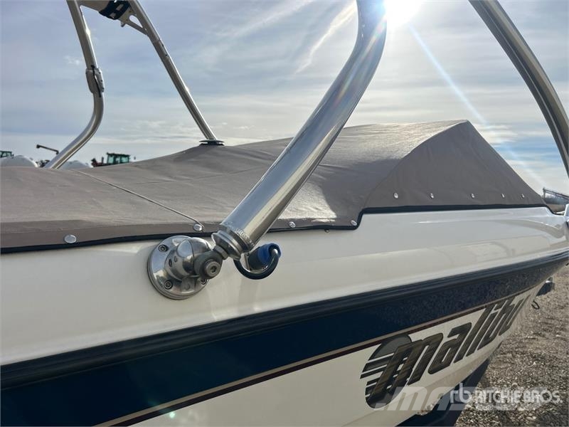 Malibu Response LX 21 ft Ski Boat Pracovné lode, bárky a pontóny