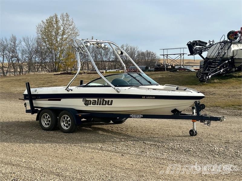 Malibu Response LX 21 ft Ski Boat Pracovné lode, bárky a pontóny