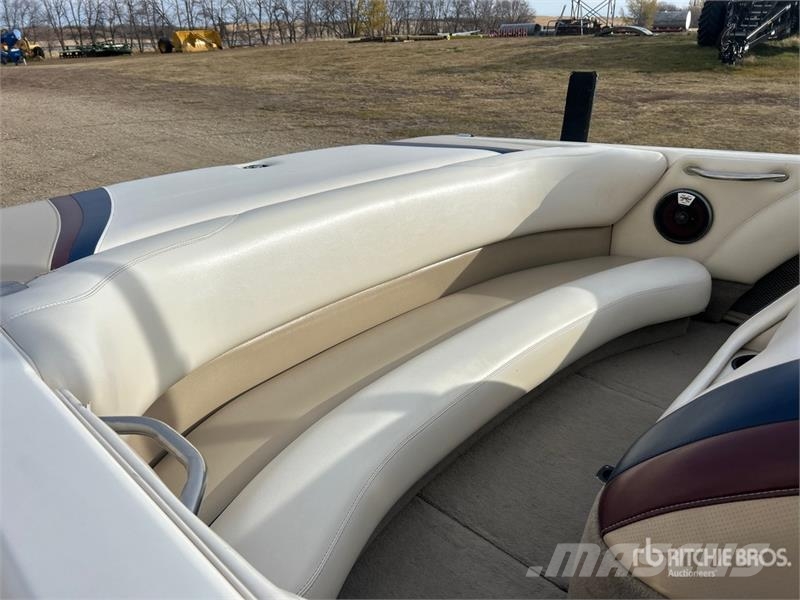 Malibu Response LX 21 ft Ski Boat Pracovné lode, bárky a pontóny