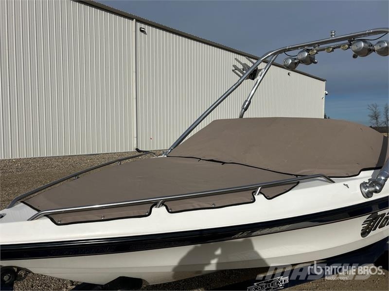 Malibu Response LX 21 ft Ski Boat Pracovné lode, bárky a pontóny