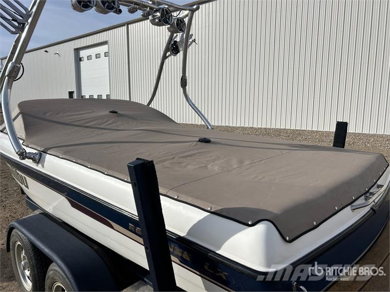 Malibu Response LX 21 ft Ski Boat Pracovné lode, bárky a pontóny