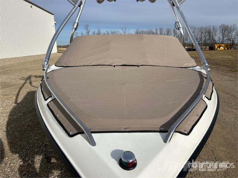 Malibu Response LX 21 ft Ski Boat Pracovné lode, bárky a pontóny