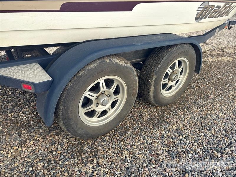  Malibu Response LX 21 ft Ski Boat Work boats / barges