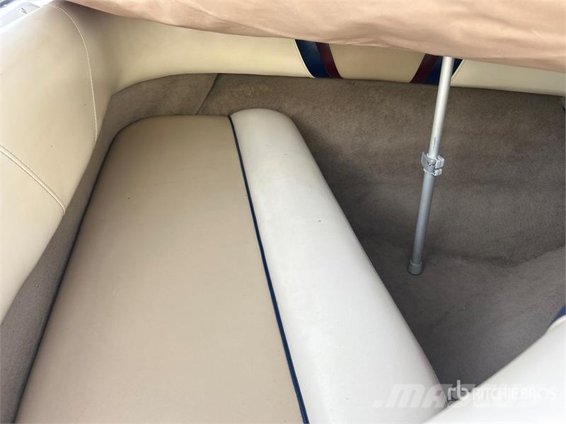 Malibu Response LX 21 ft Ski Boat Pracovné lode, bárky a pontóny