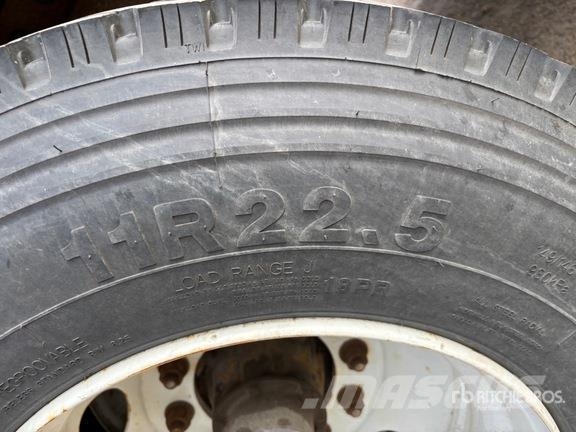 Manac FV943 53 ft x 102 in Tri/A Van Trailer Прицепы-фургоны