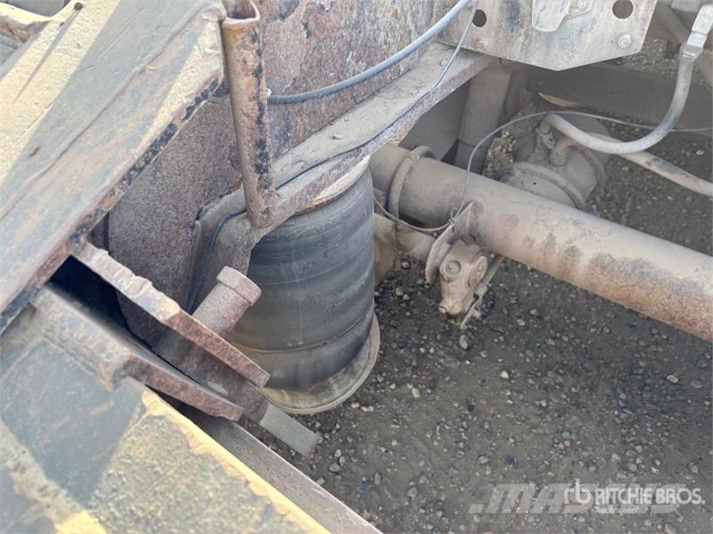 Manac Tri/A Lowboy Trailer Mélybölcsős