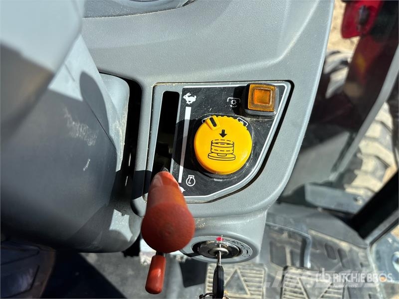 Massey Ferguson 1735M 4WD Utility Tractor Kompaktni (mali) traktori