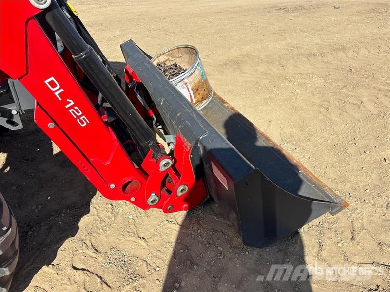 Massey Ferguson 1735M 4WD Utility Tractor Kompaktni (mali) traktori