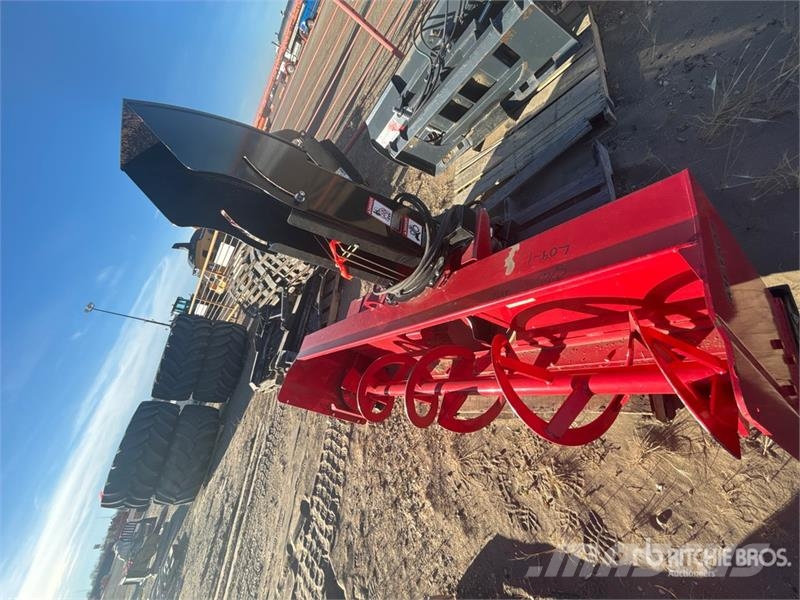 Massey Ferguson 1742 4WD Utility Tractor جرارات مدمجة