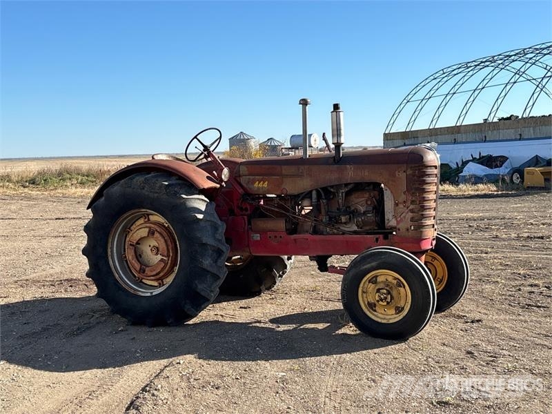  Massey-Harris 444 Antique Tractor Трактори