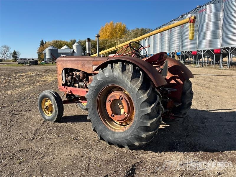  Massey-Harris 444 Antique Tractor Трактори