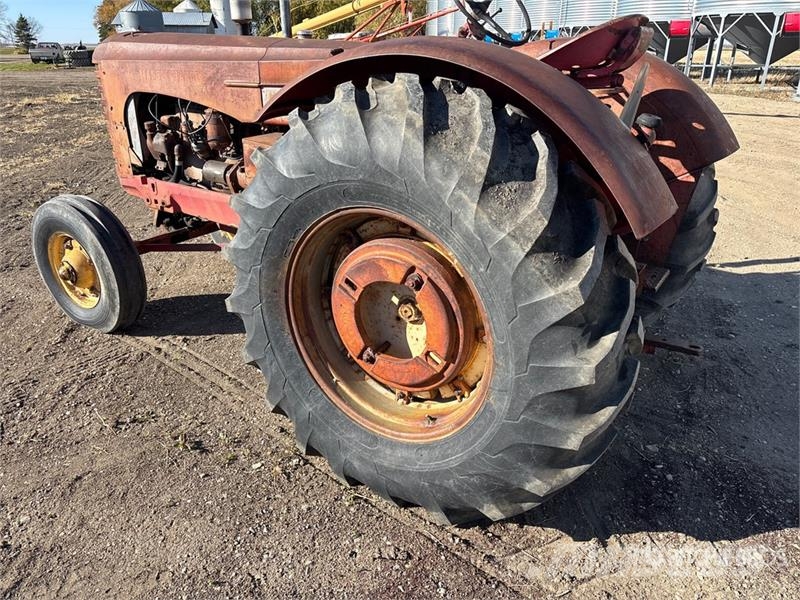  Massey-Harris 444 Antique Tractor Трактори