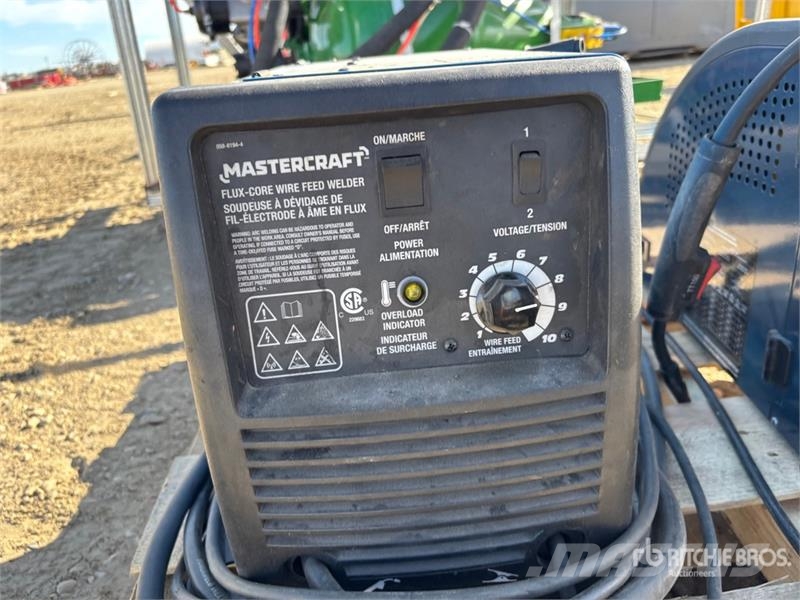 Master Craft of (2) Master Craft Flux Core 88 A MIG Porta ماكينات لحام
