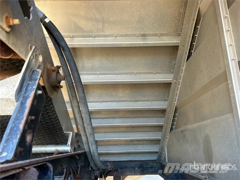 Maurer Manufacturing 48 ft Tri/A Grain Trailer Obilné návesy
