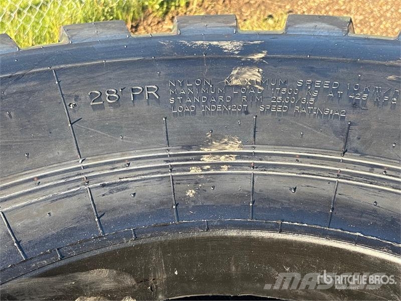 Maverick of (2) Maverick 29.5x25 Tires (Unused) Opony, koła i felgi