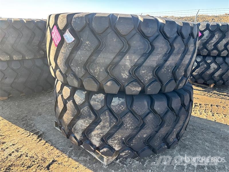 Maverick of (2) Maverick 29.5x25 Tires (Unused) Opony, koła i felgi