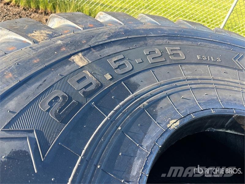 Maverick of (2) Maverick 29.5x25 Tires (Unused) Opony, koła i felgi