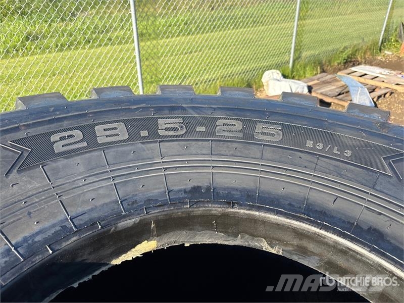 Maverick of (2) Maverick 29.5x25 Tires (Unused) Opony, koła i felgi