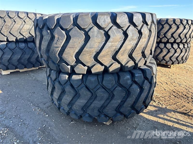 Maverick of (2) Maverick 29.5x25 Tires (Unused) Opony, koła i felgi