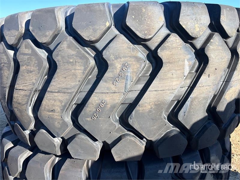 Maverick of (2) Maverick 29.5x25 Tires (Unused) Opony, koła i felgi