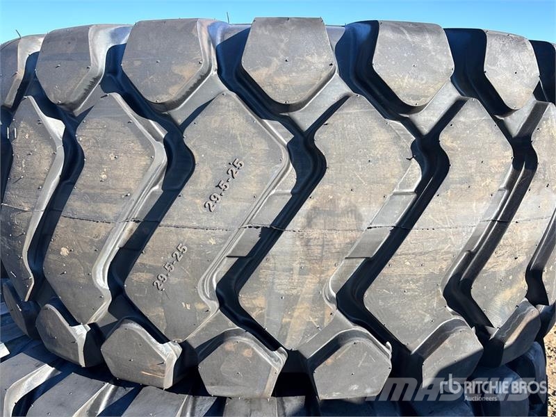 Maverick of (2) Maverick 29.5x25 Tires (Unused) Opony, koła i felgi