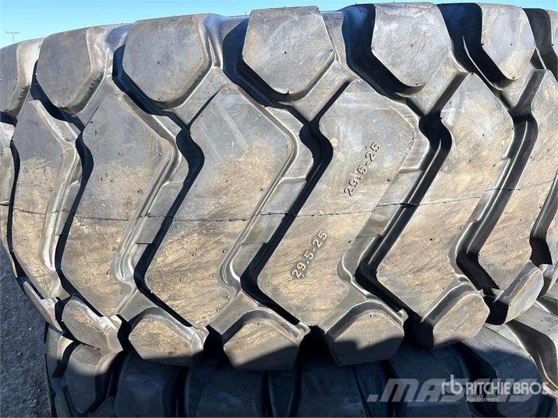 Maverick of (2) Maverick 29.5x25 Tires (Unused) Opony, koła i felgi