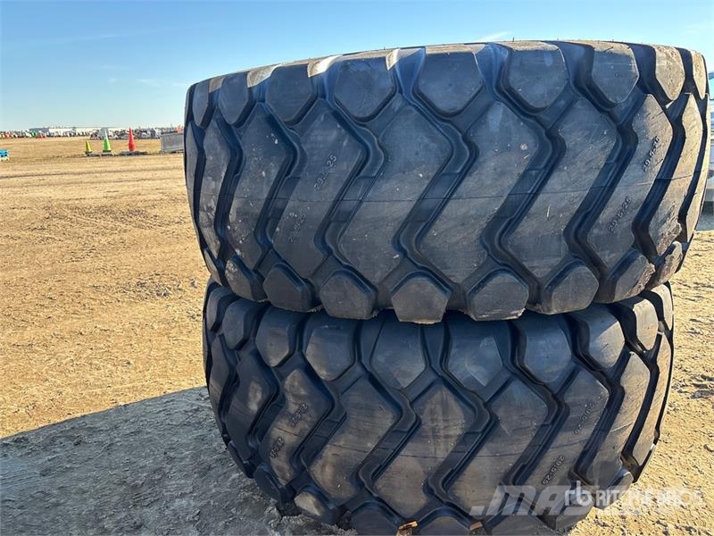 Maverick of (2) Maverick 29.5x25 Tires (Unused) Opony, koła i felgi